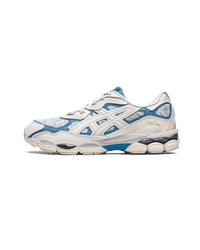 ASICS GEL-NYC White Dolphin Blue – zijkant met wit mesh, grijze overlays en heldere blauwe ASICS-strepen, verkrijgbaar bij Snrkickz
