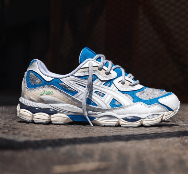 Detail van de lichtblauwe accenten en suède panelen op de ASICS GEL-NYC White Dolphin Blue – retro look met moderne demping via Snrkickz