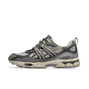ASICS GEL-NYC Utility Steeple Grey Graphite Grey – zijkant met functionele grijstinten en robuuste materialen, verkrijgbaar bij Snrkickz