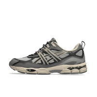 ASICS GEL-NYC Utility Steeple Grey Graphite Grey – zijkant met functionele grijstinten en robuuste materialen, verkrijgbaar bij Snrkickz