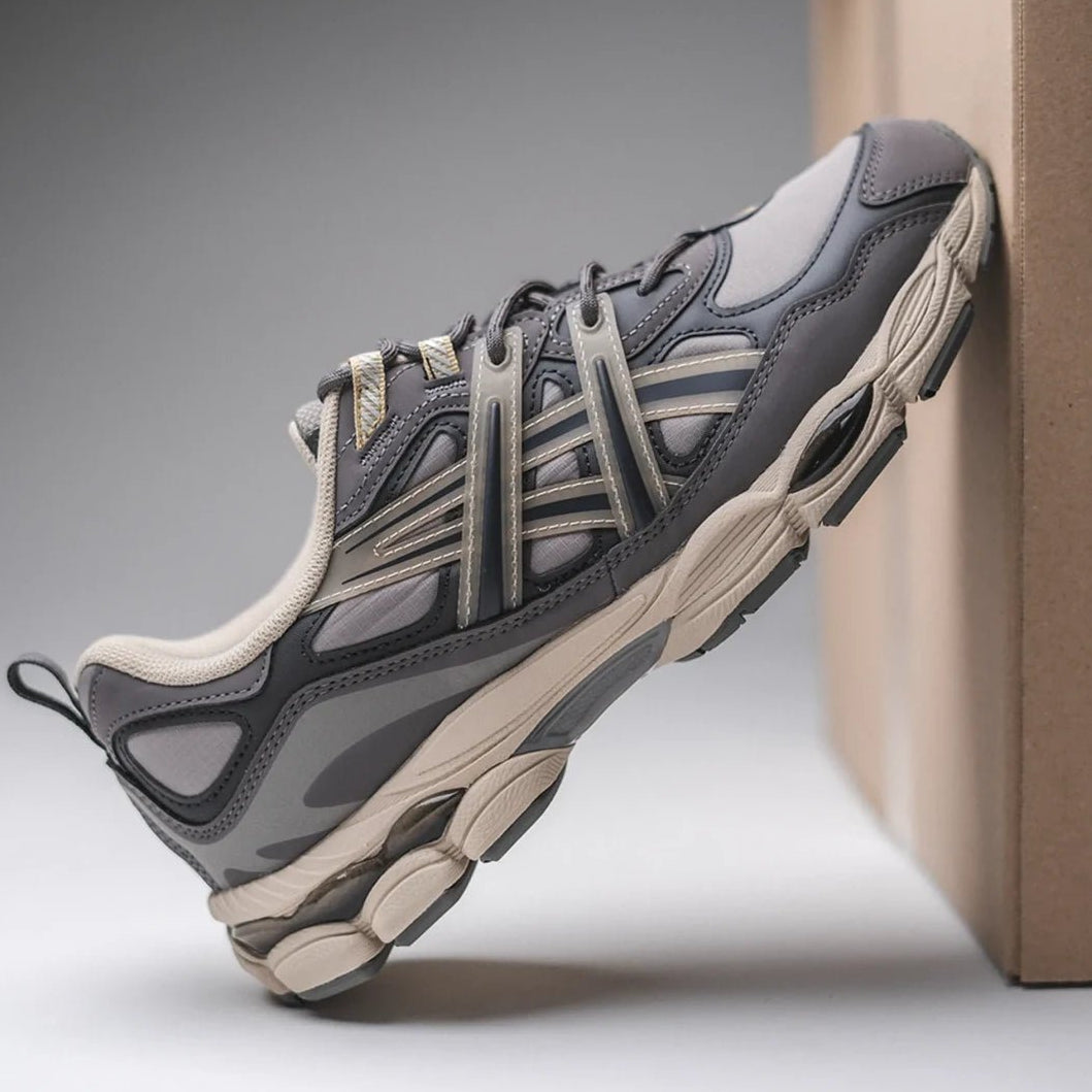 ASICS GEL-NYC Utility Steeple Grey Graphite Grey on foot – gedragen met urban techwear fit, gestyled via Snrkickz