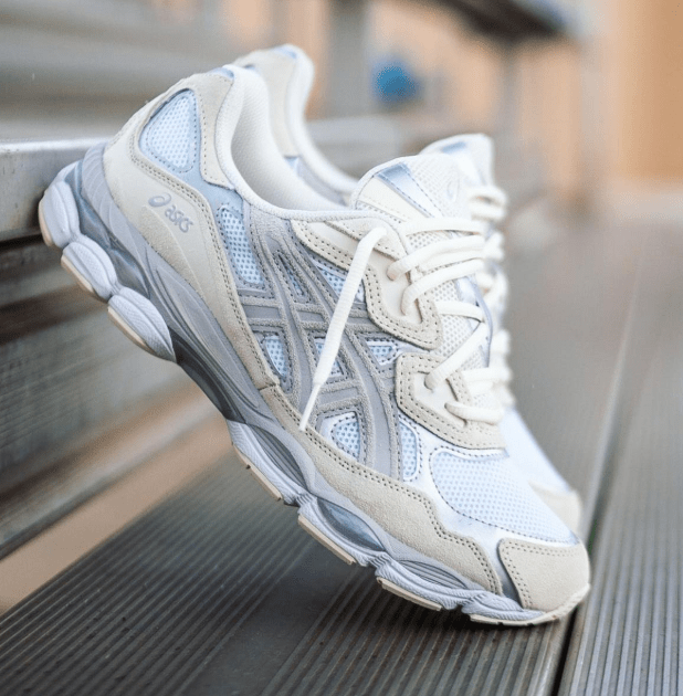 ASICS GEL-NYC White Oyster Grey on foot – gedragen in een cleane pastel/neutrale outfit, perfect gestyled via Snrkickz