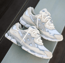 Detail van de oyster-grijze suède, witte mesh en GEL-zool op de ASICS GEL-NYC White Oyster Grey – premium afwerking via Snrkickz