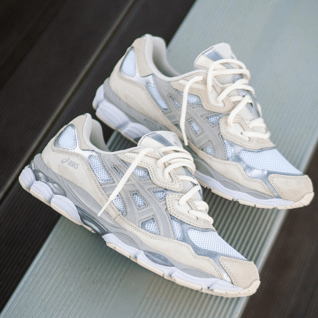Detail van de oyster-grijze suède, witte mesh en GEL-zool op de ASICS GEL-NYC White Oyster Grey – premium afwerking via Snrkickz