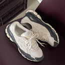 Lifestylebeeld van de ASICS Gel-NYC met doos op paarse ondergrond, passend bij visuele zoekintentie op verpakking, premium feel en kleurcombinatie