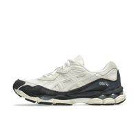 Studiofoto van de ASICS Gel-NYC in White Smoke Grey met duidelijke zoolstructuur, ideaal voor Google Lens en mobiele zoekopdrachten naar pasvorm en design
