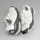 Bovenaanzicht van de ASICS Gel-NYC met contrasterende grey overlays, gericht op zoekgedrag rond fit, upper materiaal en zoolconstructie