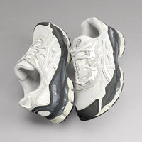 Bovenaanzicht van de ASICS Gel-NYC met contrasterende grey overlays, gericht op zoekgedrag rond fit, upper materiaal en zoolconstructie