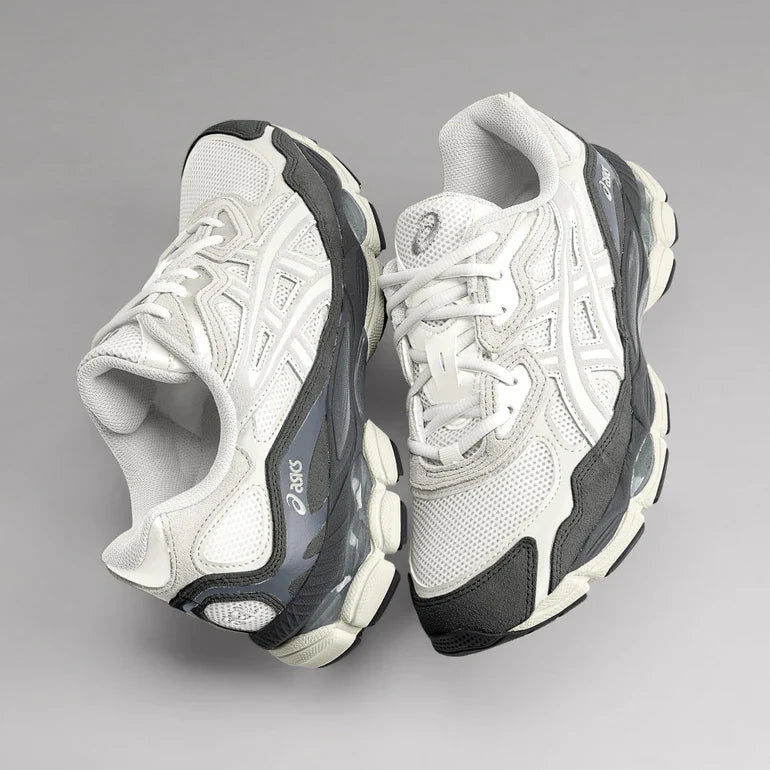 Bovenaanzicht van de ASICS Gel-NYC met contrasterende grey overlays, gericht op zoekgedrag rond fit, upper materiaal en zoolconstructie