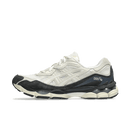 Studiofoto van de ASICS Gel-NYC in White Smoke Grey met duidelijke zoolstructuur, ideaal voor Google Lens en mobiele zoekopdrachten naar pasvorm en design