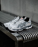 ASICS GEL-NYC White Steel Grey on foot – gedragen met cleane streetwear look in wit en grijs tinten via Snrkickz