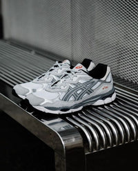 ASICS GEL-NYC White Steel Grey on foot – gedragen met cleane streetwear look in wit en grijs tinten via Snrkickz