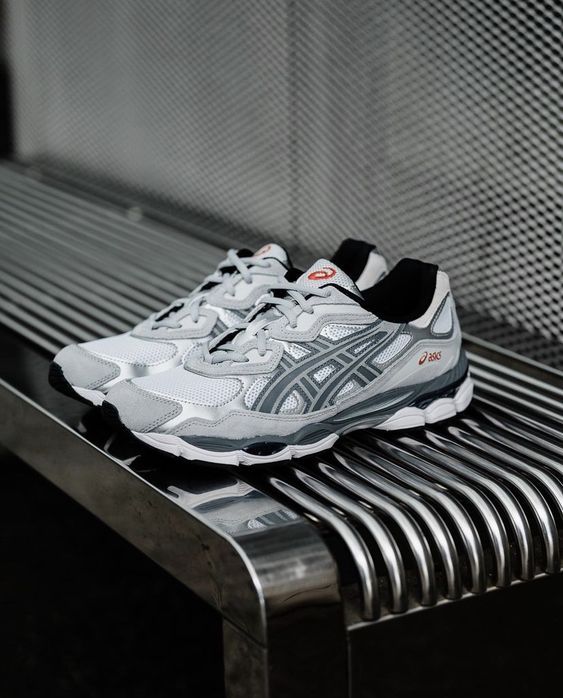 ASICS GEL-NYC White Steel Grey on foot – gedragen met cleane streetwear look in wit en grijs tinten via Snrkickz