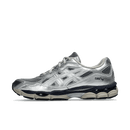 ASICS GEL-NYC x Billy’s Pure Silver & Midnight – zijkant met grijze mesh, midnight overlays en Japanse exclusiviteit, verkrijgbaar bij Snrkickz