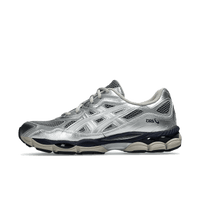 ASICS GEL-NYC x Billy’s Pure Silver & Midnight – zijkant met grijze mesh, midnight overlays en Japanse exclusiviteit, verkrijgbaar bij Snrkickz