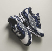 Detail van de navy suède overlays, lichtgrijze GEL-zool en technische materialen op de ASICS GEL-NYC Yankees – premium afwerking via Snrkickz