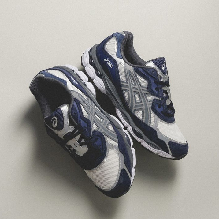 Detail van de navy suède overlays, lichtgrijze GEL-zool en technische materialen op de ASICS GEL-NYC Yankees – premium afwerking via Snrkickz