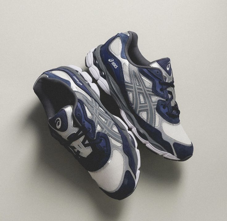 Detail van de navy suède overlays, lichtgrijze GEL-zool en technische materialen op de ASICS GEL-NYC Yankees – premium afwerking via Snrkickz