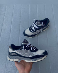ASICS GEL-NYC Yankees on foot – gedragen met sportieve fit in navy en grijs tinten, gestyled via Snrkickz