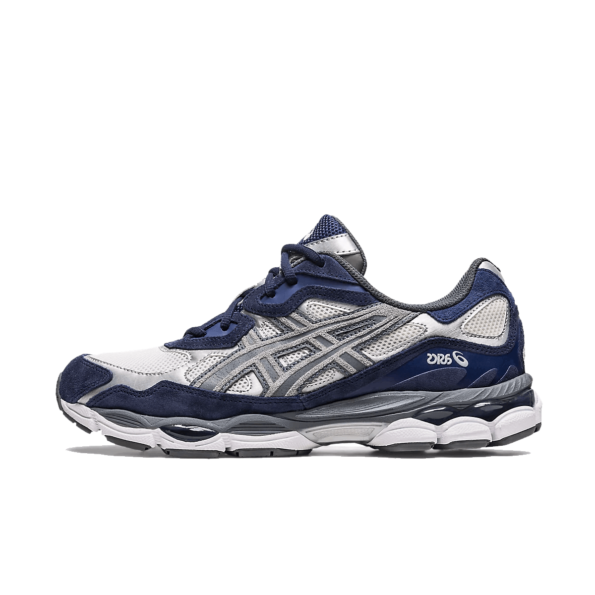ASICS GEL-NYC Yankees – zijkant met navy blauwe overlays, wit mesh en grijze details in een sportieve runner-stijl, te vinden bij Snrkickz