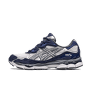ASICS GEL-NYC Yankees – zijkant met navy blauwe overlays, wit mesh en grijze details in een sportieve runner-stijl, te vinden bij Snrkickz