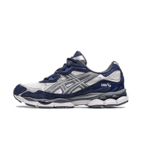 ASICS GEL-NYC Yankees – zijkant met navy blauwe overlays, wit mesh en grijze details in een sportieve runner-stijl, te vinden bij Snrkickz
