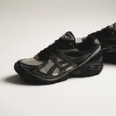 ASICS GT-2160 Above the Clouds Black Gunmetal on-feet gecombineerd met zwarte cargobroek voor een strak streetwear silhouet

