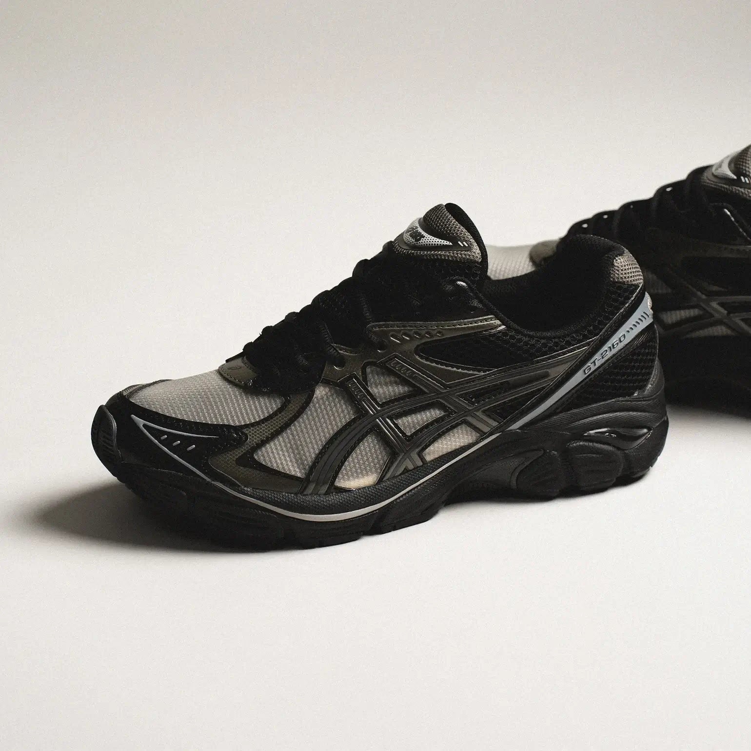 ASICS GT-2160 Above the Clouds Black Gunmetal on-feet gecombineerd met zwarte cargobroek voor een strak streetwear silhouet

