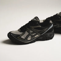 ASICS GT-2160 Above the Clouds Black Gunmetal on-feet gecombineerd met zwarte cargobroek voor een strak streetwear silhouet

