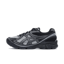 ASICS GT-2160 Above the Clouds Black Gunmetal zijaanzicht met zwart mesh, gunmetal overlays en collab-branding op de hiel

