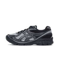 ASICS GT-2160 Above the Clouds Black Gunmetal zijaanzicht met zwart mesh, gunmetal overlays en collab-branding op de hiel

