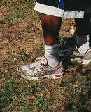 Close-up van de ASICS GT-2160 Above the Clouds Chocolate Brown 1203A654-100 met GEL-demping, collab-branding en gelaagde constructie

