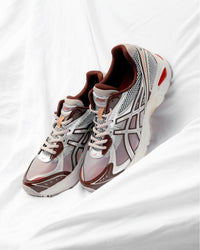 ASICS GT-2160 Above the Clouds Chocolate Brown 1203A654-100 in hand met premium suède, bruine mesh basis en reflecterende accenten

