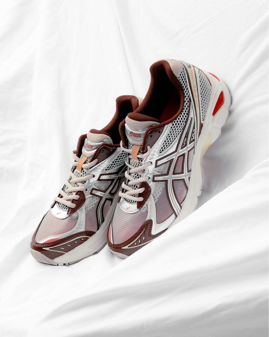 ASICS GT-2160 Above the Clouds Chocolate Brown 1203A654-100 in hand met premium suède, bruine mesh basis en reflecterende accenten

