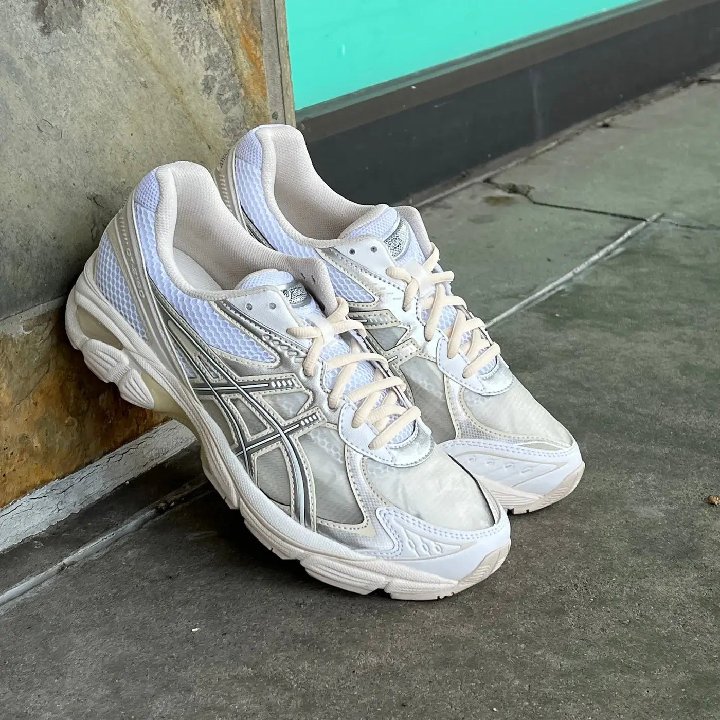 ASICS GT-2160 Above the Clouds White Pure Silver in hand met metallic zilveren details, premium mesh en collab-logo op de tong

