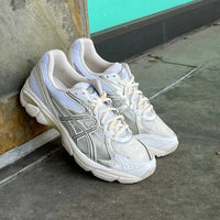 ASICS GT-2160 Above the Clouds White Pure Silver in hand met metallic zilveren details, premium mesh en collab-logo op de tong

