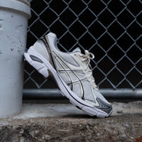 ASICS GT-2160 Cream Greige 1203A320-111 in hand met zachte greige panelen, ademend mesh en subtiele metallic details

