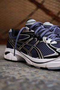 Close-up van de ASICS GT-2160 Indigo Fog Pure Silver 1203A275-500 met reflecterende accenten, gelaagde overlays en GT-2160 dempingstechnologie

