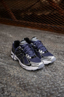 ASICS GT-2160 Indigo Fog Pure Silver 1203A275-500 on-feet gecombineerd met tapered denim voor een frisse, sportieve stijl

