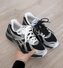 Close-up van de ASICS GT-2160 JJJJound Inverted Blue 1203A554-001 met layered mesh structuur, zilveren accenten en GT-2160 zooldemping

