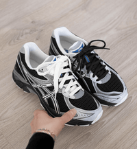 Close-up van de ASICS GT-2160 JJJJound Inverted Blue 1203A554-001 met layered mesh structuur, zilveren accenten en GT-2160 zooldemping

