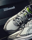 ASICS GT-2160 JJJJound White 1203A554-100 in hand met premium materialen, ademend mesh en minimalistische accenten

