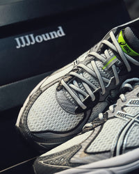 ASICS GT-2160 JJJJound White 1203A554-100 in hand met premium materialen, ademend mesh en minimalistische accenten

