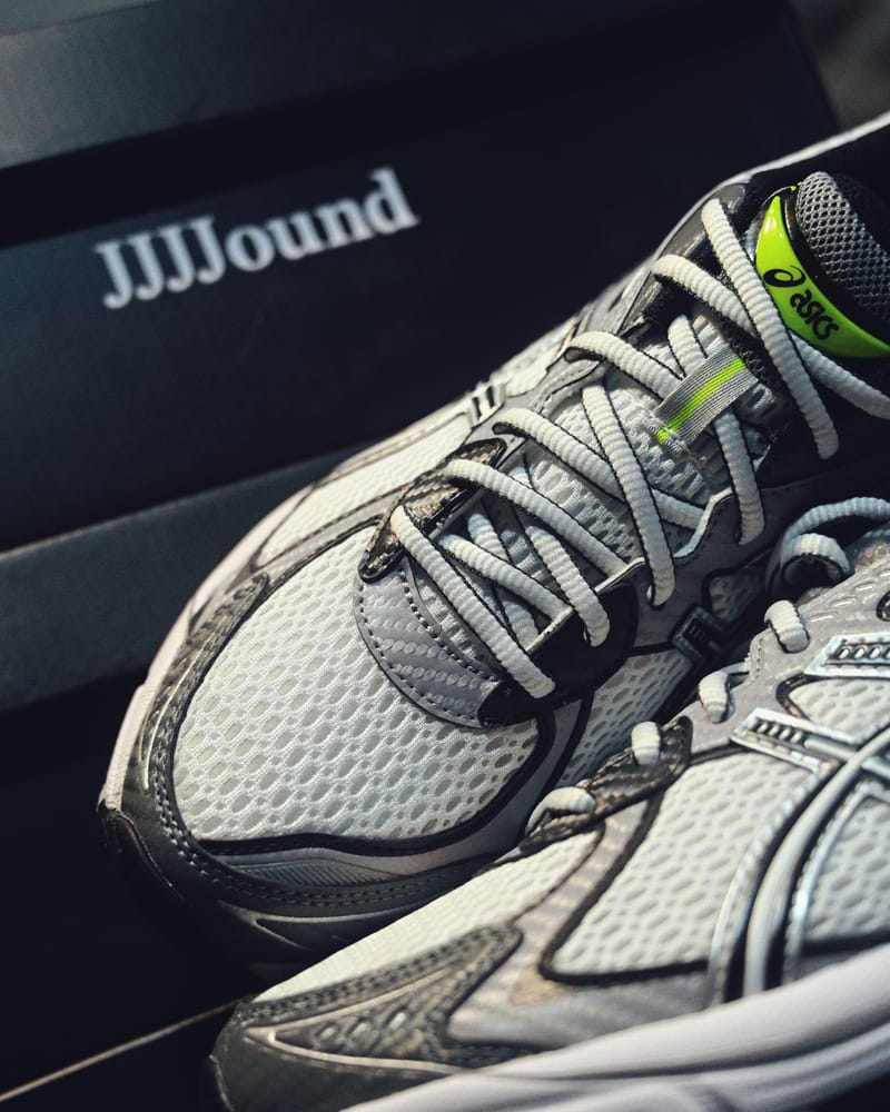 ASICS GT-2160 JJJJound White 1203A554-100 in hand met premium materialen, ademend mesh en minimalistische accenten

