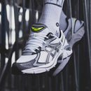 Close-up van de ASICS GT-2160 JJJJound White 1203A554-100 met GEL-demping, JJJJound co-branding en gelaagde constructie

