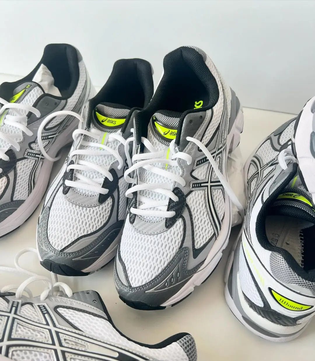 ASICS GT-2160 JJJJound White 1203A554-100 on-feet gecombineerd met lichtgekleurde cargobroek voor een cleane minimal look

