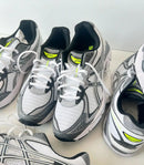 ASICS GT-2160 JJJJound White 1203A554-100 on-feet gecombineerd met lichtgekleurde cargobroek voor een cleane minimal look

