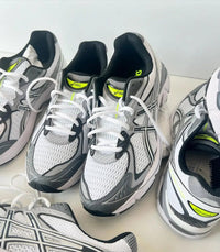 ASICS GT-2160 JJJJound White 1203A554-100 on-feet gecombineerd met lichtgekleurde cargobroek voor een cleane minimal look

