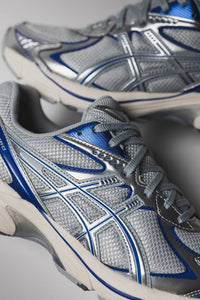 ASICS GT-2160 Piedmont Grey Deep Marine on-feet gecombineerd met een donkere jeans voor een casual sportieve stijl

