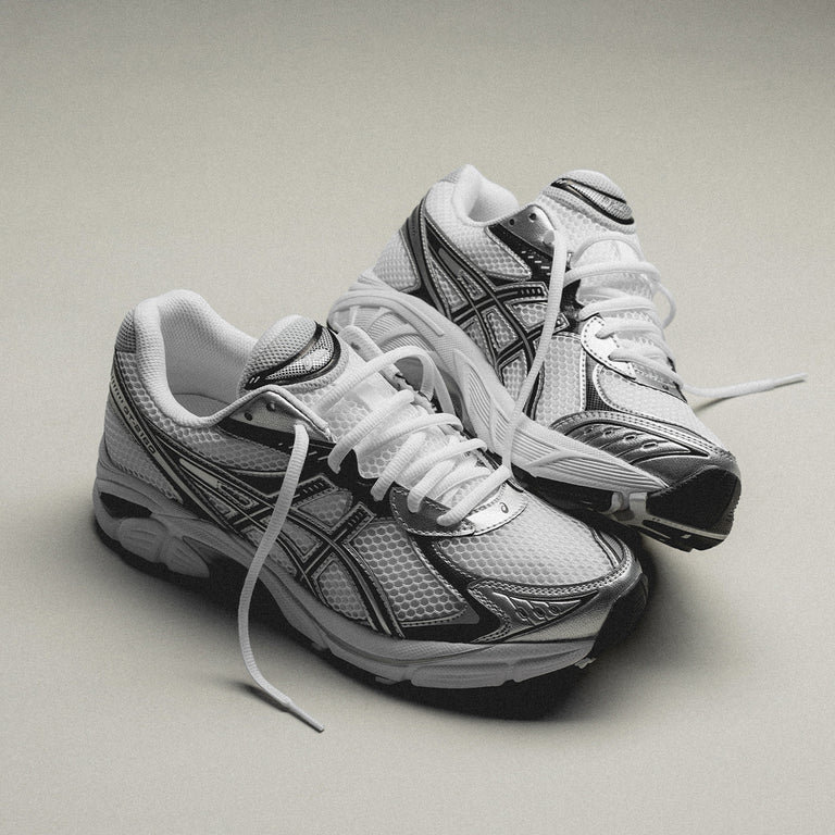 ASICS GT-2160 White Pure Silver 1203A796-100 in hand met subtiele metallic zilveren details, ademend mesh en strakke panelconstructie

